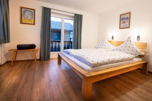 a bedroom with a bed and a window at Ferienwohnungen Schmidt in Berchtesgaden
