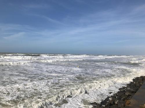 un océan avec des vagues s'écrasant sur la côte dans l'établissement Villa Fetuque Bleue a Merlimont, à Merlimont