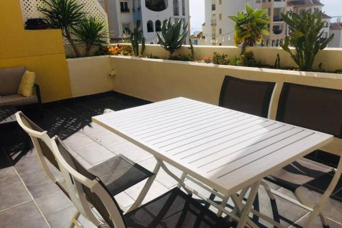Apartamento con terraza y vista al mar en Puerto Alto (Spanje ...