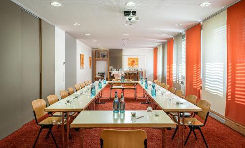 a large conference room with tables and chairs at mainhaus Stadthotel Frankfurt in Frankfurt/Main