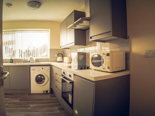 
A kitchen or kitchenette at Hallam Rooms
