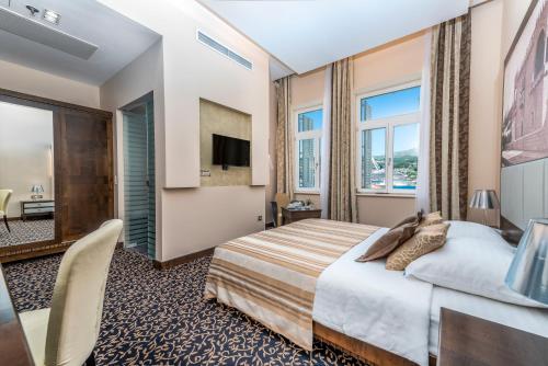 Postel nebo postele na pokoji v ubytování Hotel Lapad