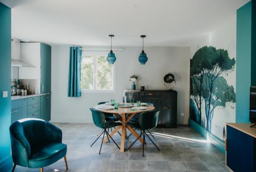 une cuisine avec une table et des chaises dans une pièce dans l'établissement La Maison Augustine, à Gap