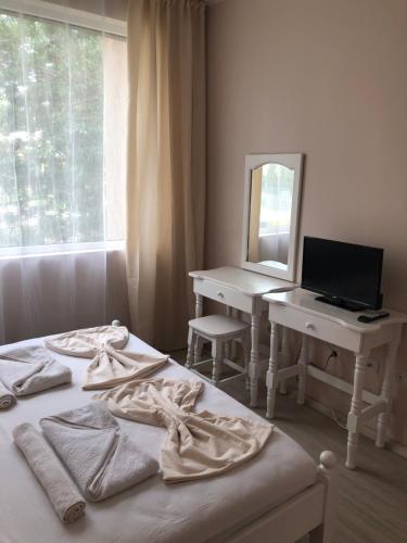 TV a/nebo společenská místnost v ubytování Guest rooms Luxor