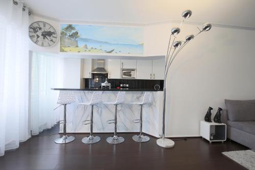 Chic Two Bedroom Apartment steps from Champs Elysees