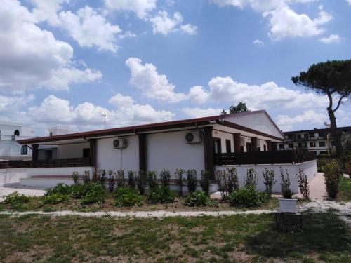 una casa con una recinzione davanti di Villa Ivana a Roma