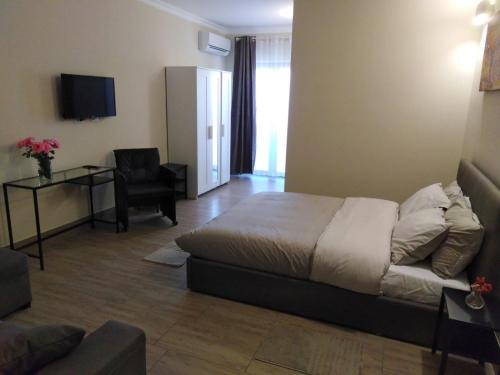 1 dormitorio con 1 cama, 1 sofá y 1 silla en Villa Ivana, en Roma