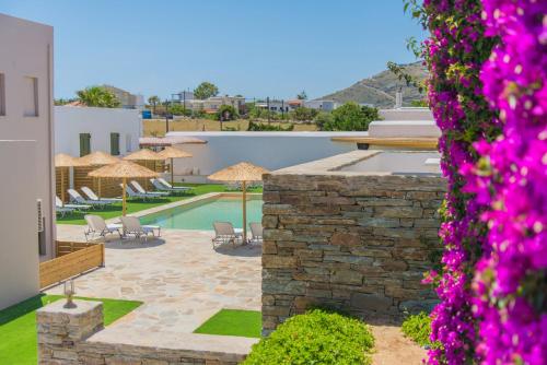 vista sulla piscina e sul patio di una villa di Ostria Hotel & Apartments a Gavrio