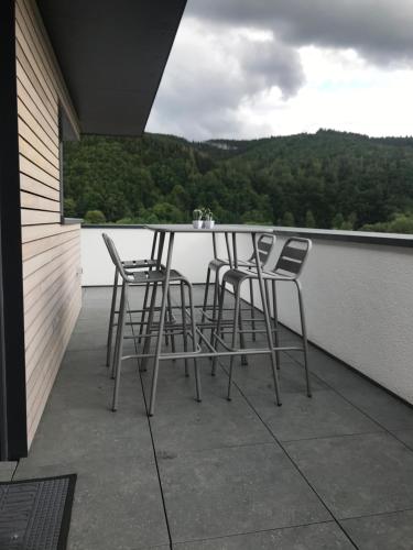 a patio with chairs and a table on a balcony at Penthouse Lebierre in Malmedy