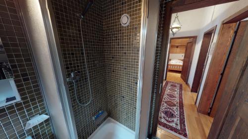 La salle de bains est pourvue d'une douche et d'une baignoire. dans l'établissement Eieltini B EJB1, à Blatten bei Naters