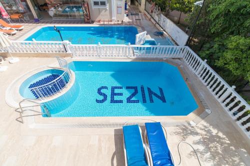 an overhead view of a swimming pool in a resort at Sezin Apart in Marmaris