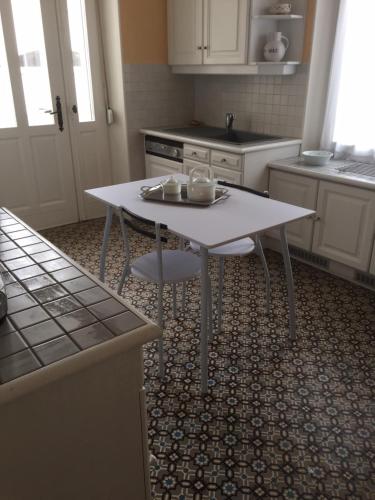 Cuisine ou kitchenette dans l'établissement Gite MARGUERITTE