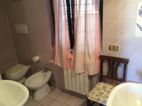 a bathroom with a toilet and a bidet and a sink at Villa Paradise Resort in Gallicano nel Lazio