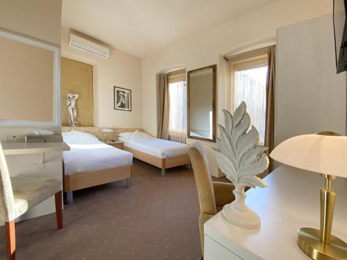 Postel nebo postele na pokoji v ubytování Shangri La Mansion