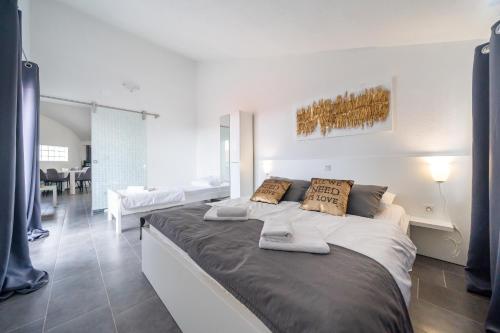 Säng eller sängar i ett rum på Holiday Apartments Amarilis