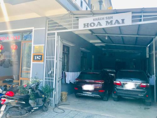 two cars are parked outside of a honda mall at Hoa Mai Hotel in Dong Hoi
