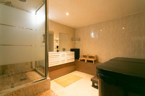 La salle de bains est pourvue d'une douche et d'un lavabo. dans l'établissement Paris East Side Lodge, à Pantin