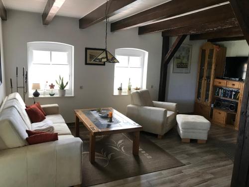 una sala de estar con un sofá y una mesa en Kleine Ferienwohnung bei Kappeln an der Schlei, en Kappeln