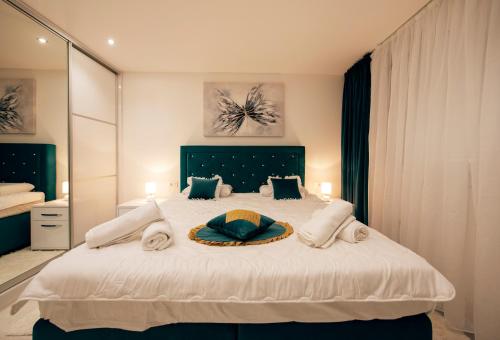 een slaapkamer met een groot wit bed en handdoeken bij Lions apartment in Split