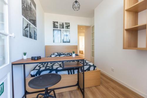 une chambre avec deux lits et un bureau dans l'établissement AppartHotel T3 EpicServices Saint-Charles, à Marseille