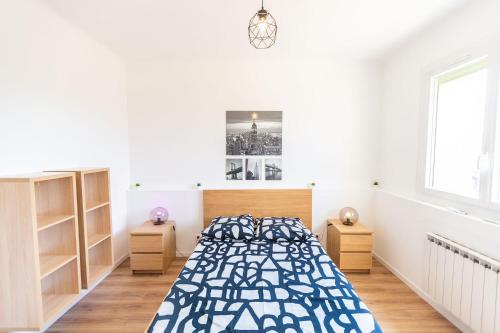 une chambre avec un lit avec une couette bleue et blanche dans l'établissement AppartHotel T3 EpicServices Saint-Charles, à Marseille