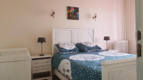 1 dormitorio con 1 cama con 2 almohadas en Cosy F3 proche de DisneyLand Paris en Meaux