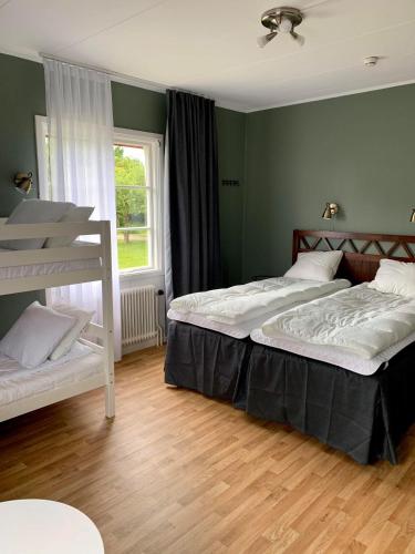 una camera da letto con due letti e una finestra di Vandrarhemmet Östergatan a Skövde