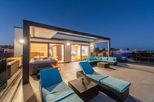 Gallery image of Mediteran luxury penthouse with jacuzzi in Mandre