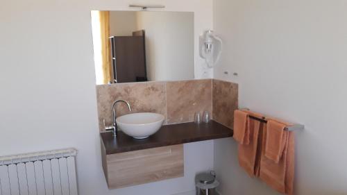 La salle de bains est pourvue d'un lavabo et d'un bol sur un comptoir. dans l'établissement Villa Eveil, à La Seyne-sur-Mer