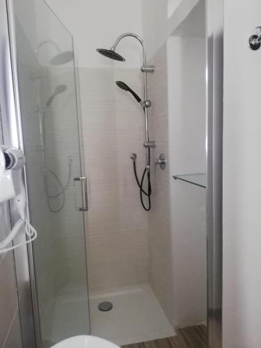 Ένα μπάνιο στο Flamingo Guest House- Rooms