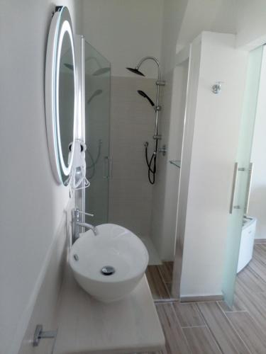 Ένα μπάνιο στο Flamingo Guest House- Rooms