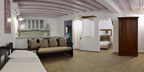Rakhídhion的住宿－Nicolas House，客厅配有沙发和桌子