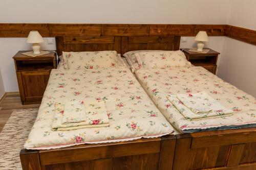 Posteľ alebo postele v izbe v ubytovaní Penzión Gazdovský Hostinec