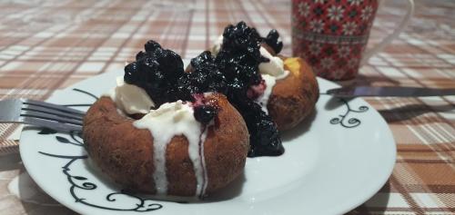 due dessert su un piatto su un tavolo di Tulean Cabin a Săcel