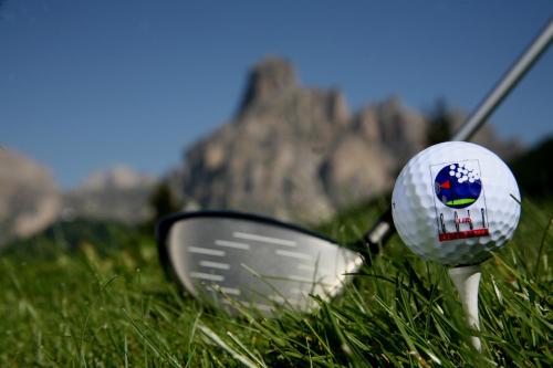 a golf ball sitting in the grass next to a mirror at Residence Sas Vanna in La Villa