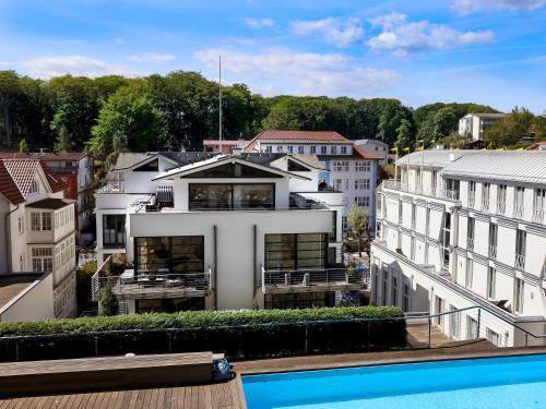 een luchtzicht op een gebouw met een zwembad bij Villa "Paula" F501 - Penthouse strandnah mit Kamin und umlaufender Dachterrasse in Ostseebad Sellin