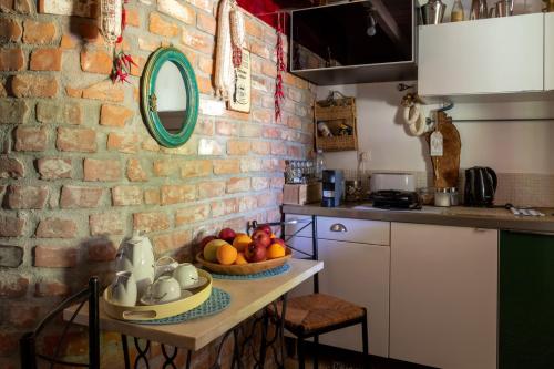 eine Küche mit einem Tisch und einer Obstschale darauf in der Unterkunft Sinanis Garden House in Volos