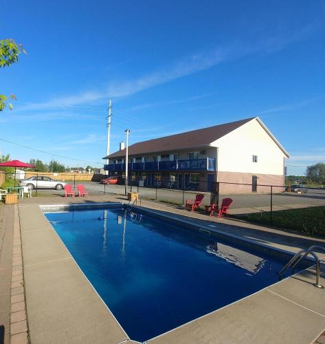 a large swimming pool in front of a building at Hotel Motel Granby in Granby