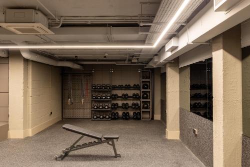 une chambre vide avec un casier de bouteilles de vin dans l'établissement Locke at Broken Wharf, à Londres