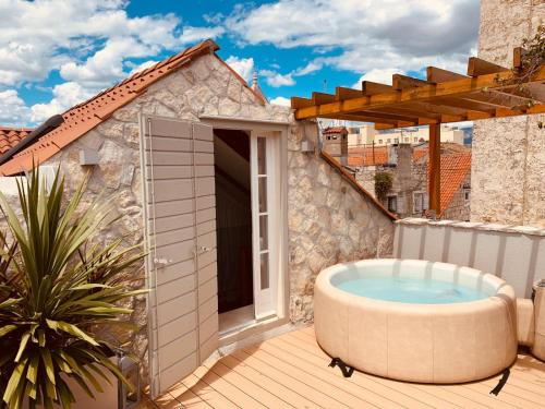 bañera de hidromasaje en la cubierta de una casa en Apartment Luxury Palace No1, en Split