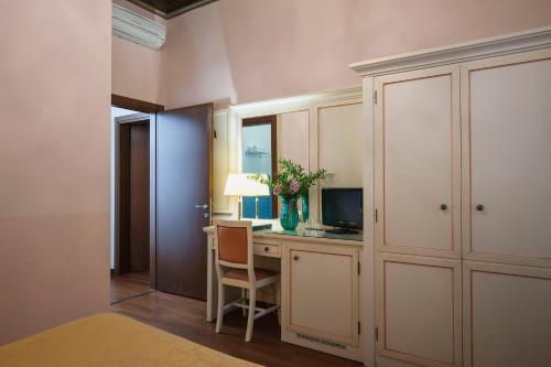una oficina en casa con un escritorio y una computadora en Zaguri B&B, en Venecia