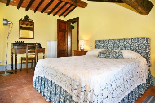 a bedroom with a bed and a table and a desk at La Vistosa in Ciciana