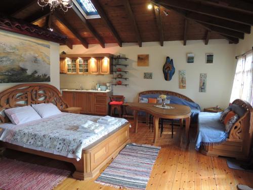 una camera con letto e tavolo e una cucina di Prespes Lake View Family Apartment a Florina