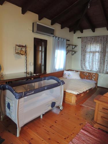 Ένα ή περισσότερα κρεβάτια σε δωμάτιο στο Prespes Lake View Family Apartment