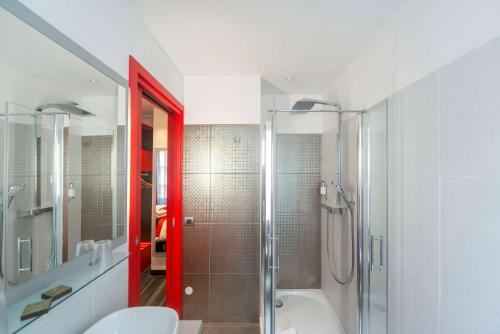 Bilik mandi di Hôtel Boutique Richelieu, Lyon Gare Part-Dieu