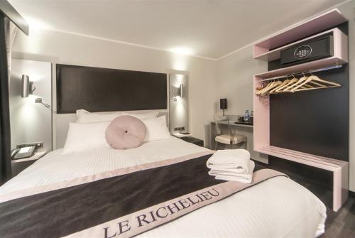 Postel nebo postele na pokoji v ubytování Hôtel Boutique Richelieu, Lyon Gare Part-Dieu