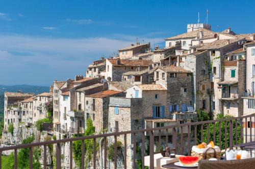 vistas a una ciudad de montaña con casas en Histoires de Bastide, en Tourrettes-sur-Loup