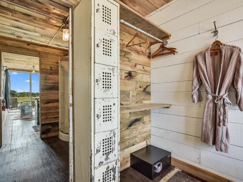 Afbeelding uit fotogalerij van FlopHouze Shipping Container Hotel in Round Top