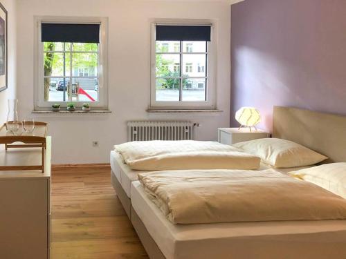 a bedroom with two beds and two windows at Ferienwohnung im Zentrum Brilons in Brilon
