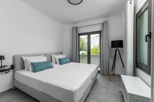 Un pat sau paturi într-o cameră la Nama Villa 250m from the sea